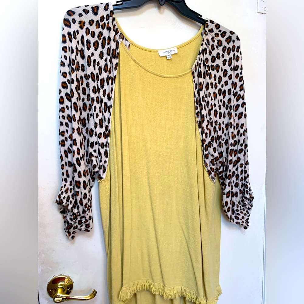Cute Umgee top with flowing sleeves